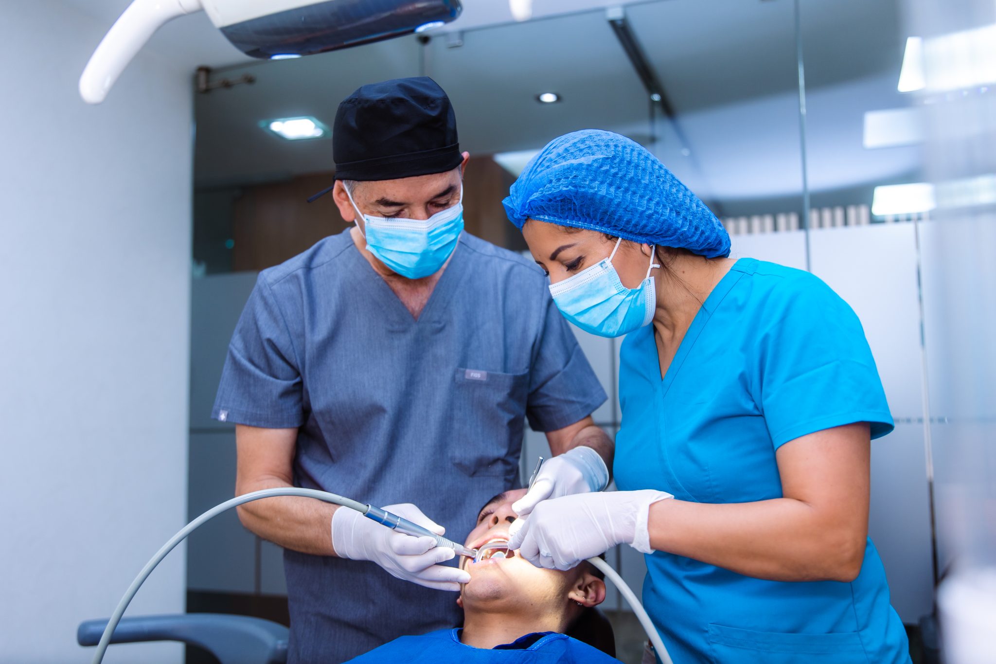 Dental Quito Clinic Especialistas dentales desde 1996